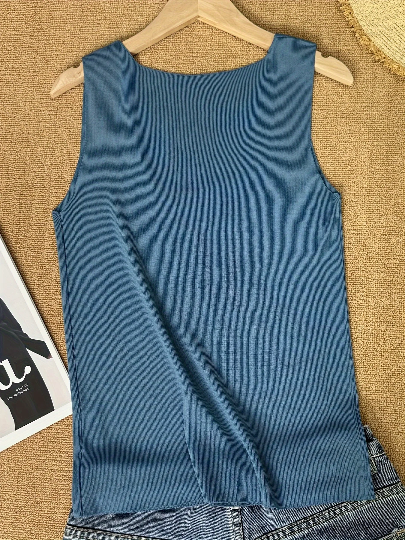 Women's Wide Strap Top, Sleeveless Short Vest for Layering or Outerwear - 图片 3