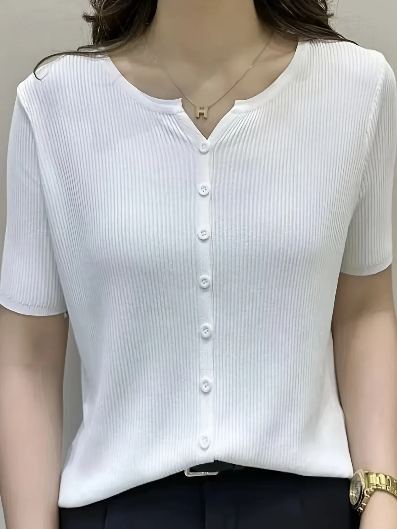 Ice Fiber Fabric Short-Sleeve T-Shirt for Women, Summer Lightweight Style, High-End Feel, Elegant Temperament, Small Cardigan, Slim Fit,, Versatile V-Neck Top - 图片 3