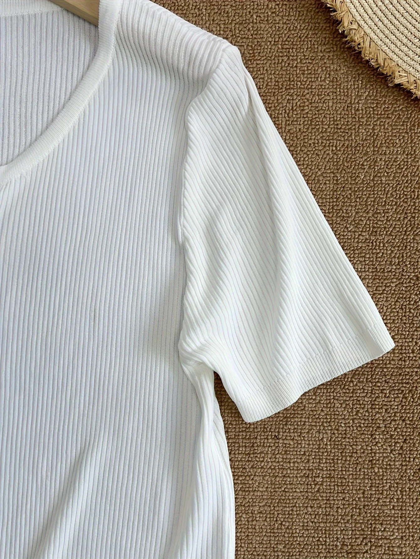 Ice Fiber Fabric Short-Sleeve T-Shirt for Women, Summer Lightweight Style, High-End Feel, Elegant Temperament, Small Cardigan, Slim Fit,, Versatile V-Neck Top - 图片 15