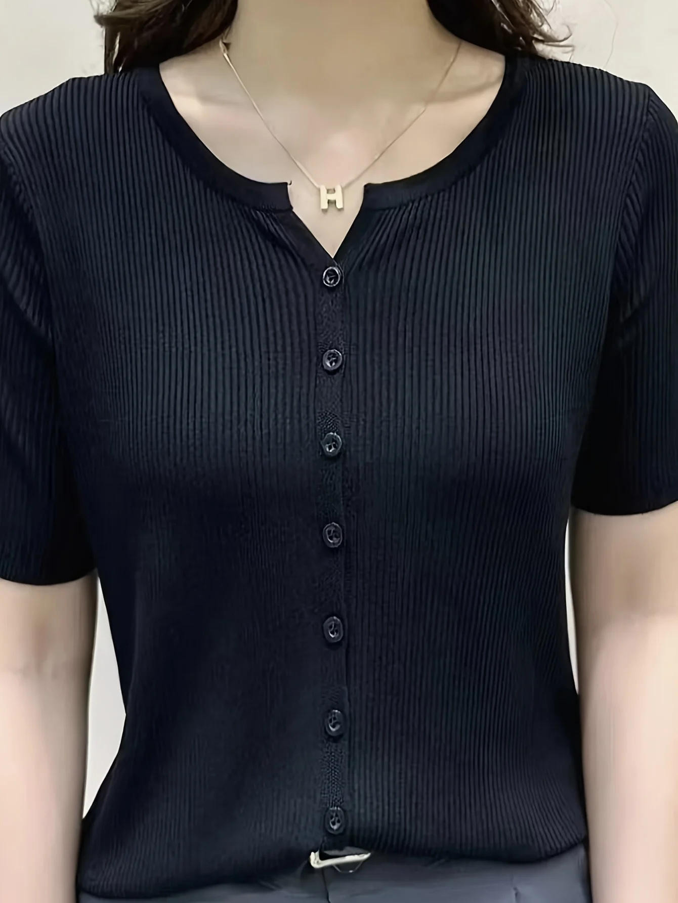 Ice Fiber Fabric Short-Sleeve T-Shirt for Women, Summer Lightweight Style, High-End Feel, Elegant Temperament, Small Cardigan, Slim Fit,, Versatile V-Neck Top - 图片 2