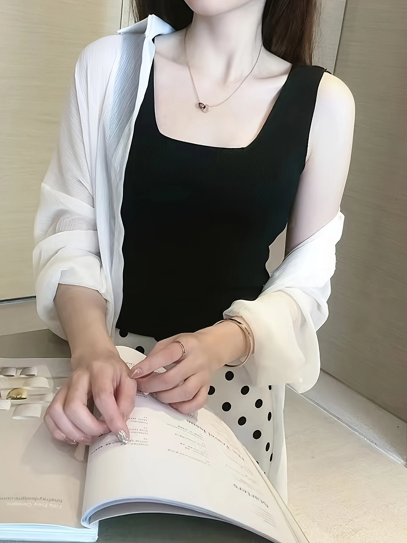 Women's Wide Strap Top, Sleeveless Short Vest for Layering or Outerwear - 图片 6
